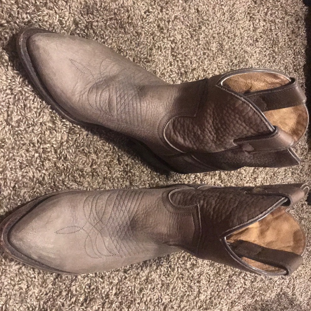Pre-owned Frye Gray boots - Sz 8